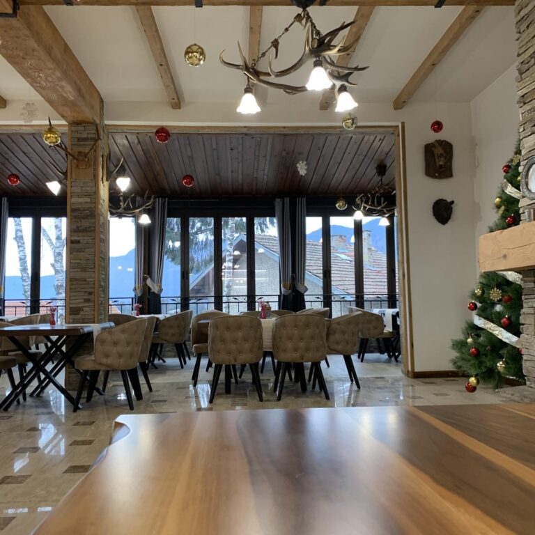 Коледна украса в ресторанта