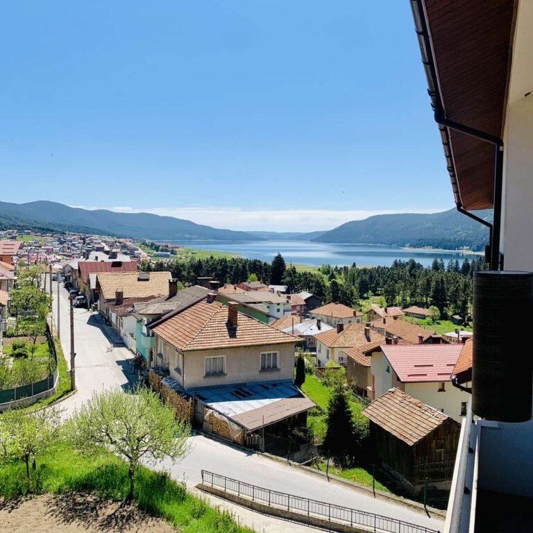 Гледка към язовира