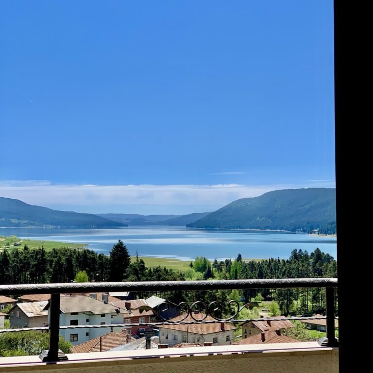 Язовир Доспат през лятото