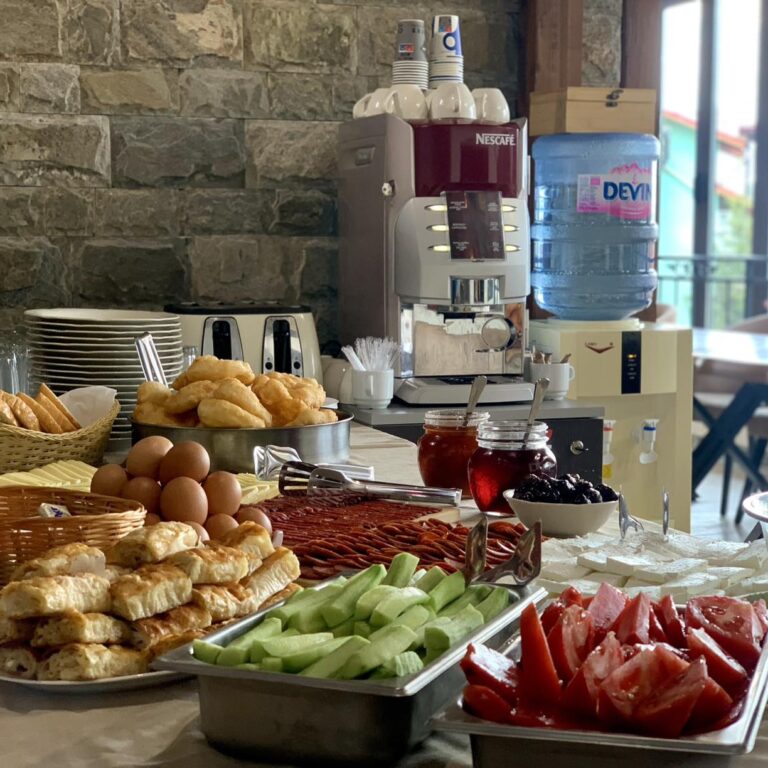 Вкусна закуска в АрдоХил Хотел в Сърница